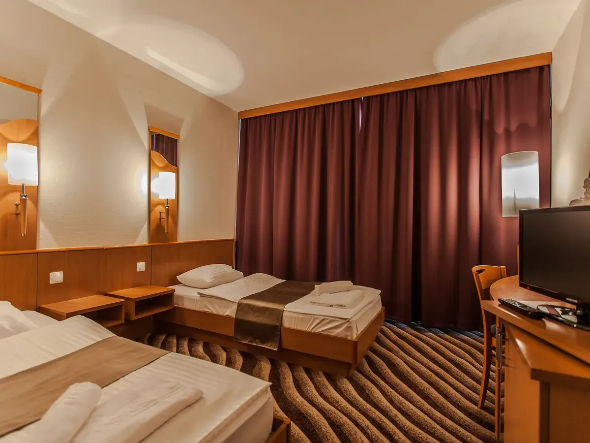 Prémium Hotel Panoráma Siófok standard szoba két külön ággyal, modern bútorokkal, SMART TV, minibar