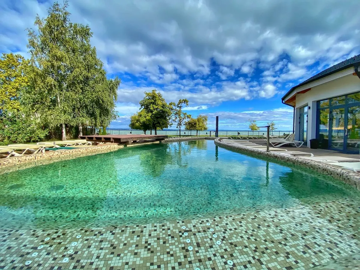 Prémium Hotel Panoráma grill terasz kültéri medence, Balaton panoráma, napozóágyak, parkosított kert, wellness