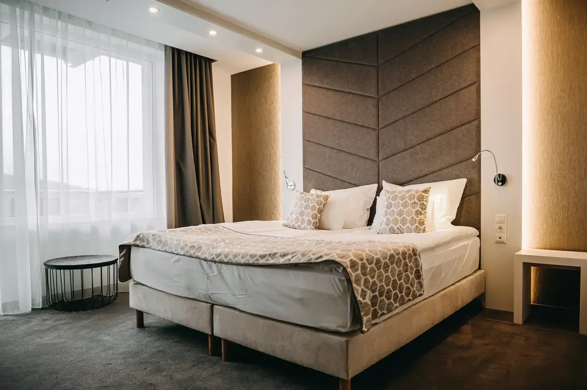 Hotel Ózon Mátraháza modern szoba elegáns designnal és természetes anyagokkal