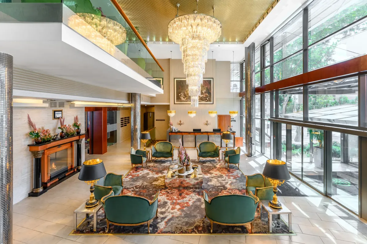 Hotel Divinus lobby, kristálycsillárok, üvegkorlát, kandallós lounge, recepció, ötcsillagos elegancia