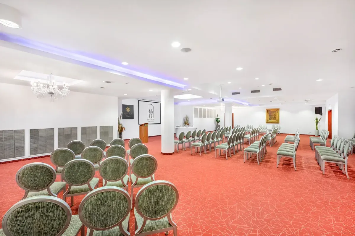 Hotel Divinus nagy konferenciaterem, 207 m2, széksoros 150-180 fő, kristálycsillár, oszlopok