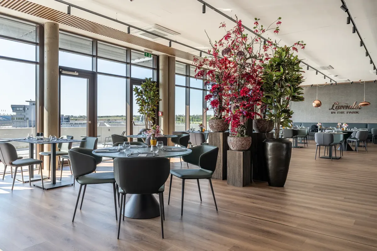 Modern hotel étterem motorsport pálya kilátással és panoráma ablakokkal