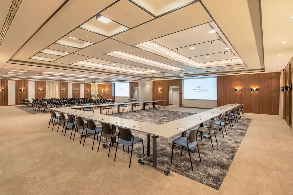 Prémium Hotel Panoráma konferenciaterem színházi ültetés 300 fő, természetes fény, LED világítás, modern AV technika