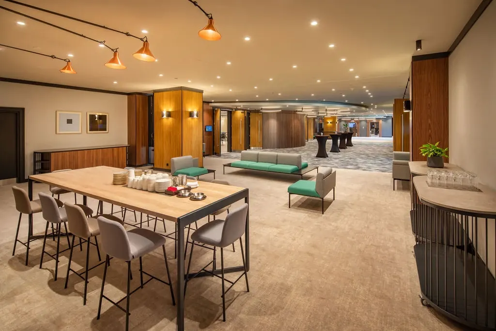 A Silvanus Hotel Visegrád infinity medencéje, ahol a vízfelület összeolvad a Dunakanyar panorámájával és az erdős hegyekkel