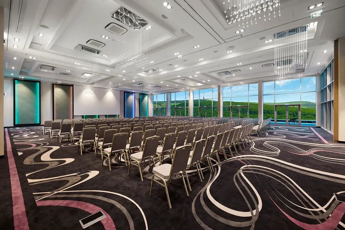 Hotel Ózon Kékes terem 440 m² 5 méter belmagassággal színpadi elrendezésben Kékestető panorámával