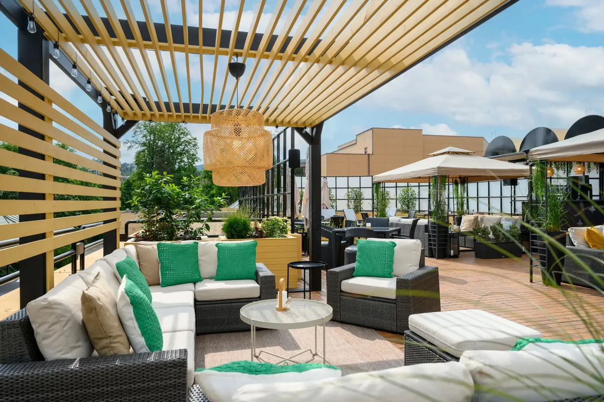 Novotel Budapest City Amy Terasz és Bár zöld oázis design bútorokkal és lamellás árnyékolással