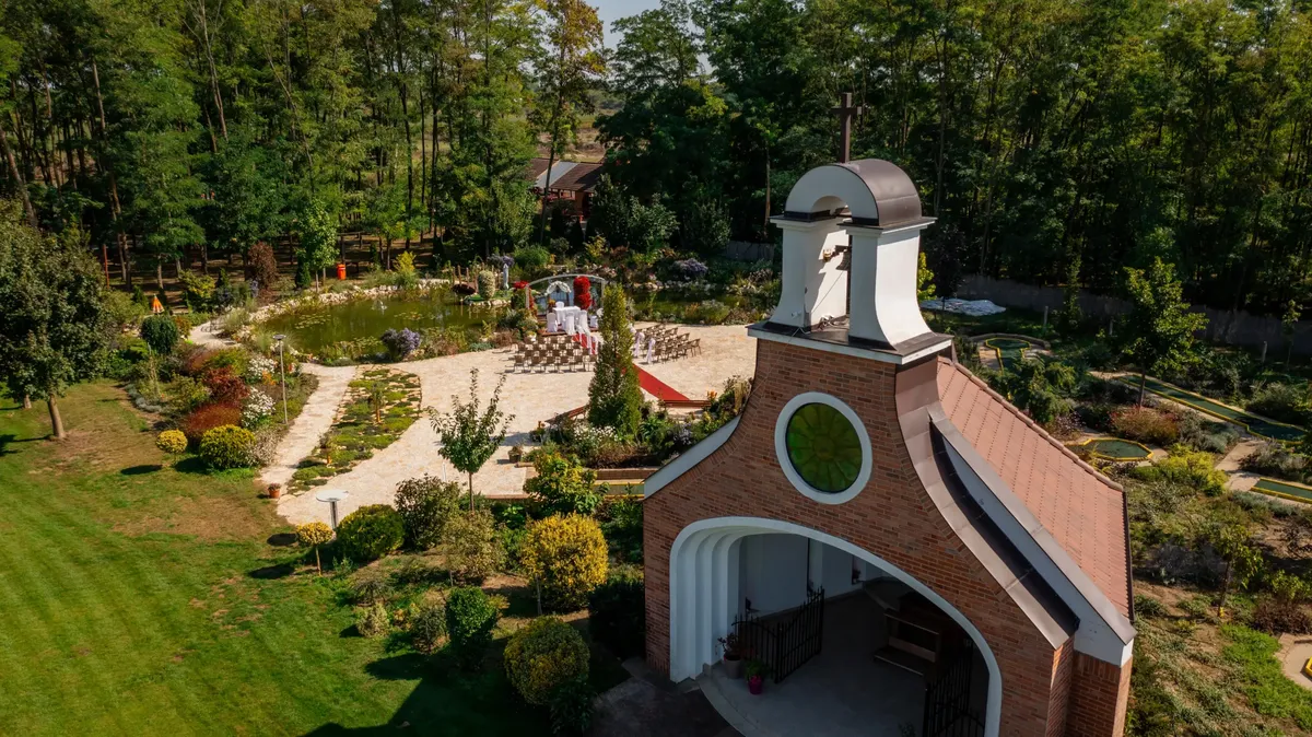 Granada Hotel esküvői kápolna parkban, légi felvétel, szabad téri szertartás helyszín, mediterrán garden
