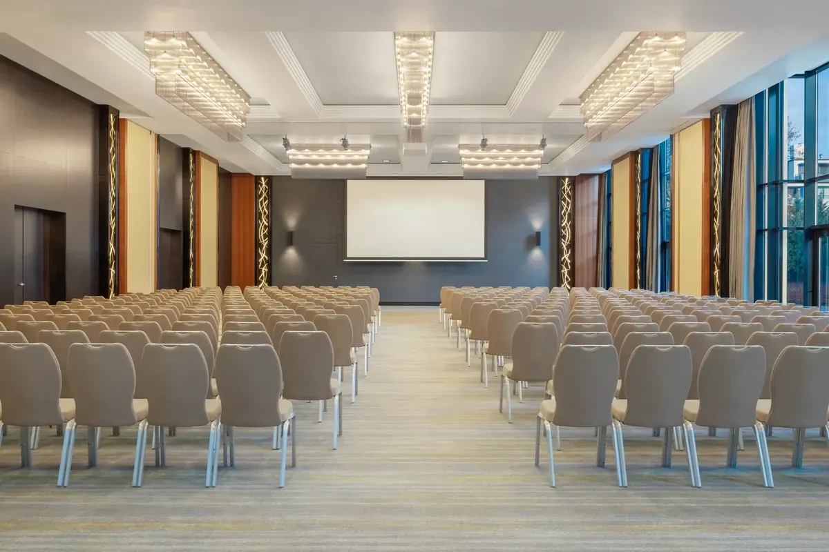 Four Points by Sheraton Kecskemét 450 fős bálterme színpadi elrendezésben modern világítással