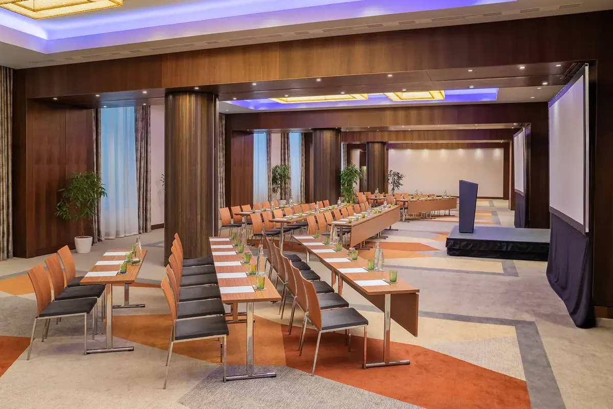 Modern konferenciaterem classroom elrendezésben 250 főre LED világítással
