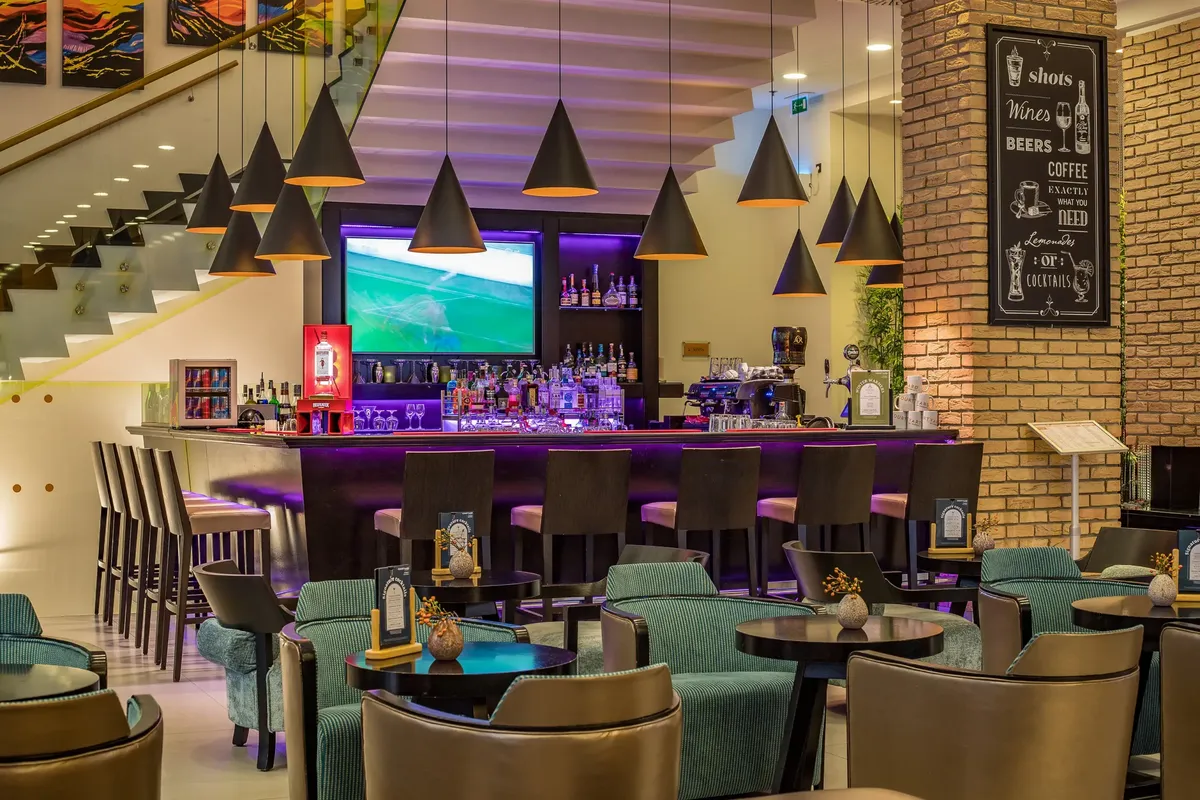 Modern Lobby Bar a Courtyard by Marriott Budapest City Centerben, hangulatos világítással, bárpulttal és kényelmes ülőhelyekkel üzleti és szabadidős vendégeknek.