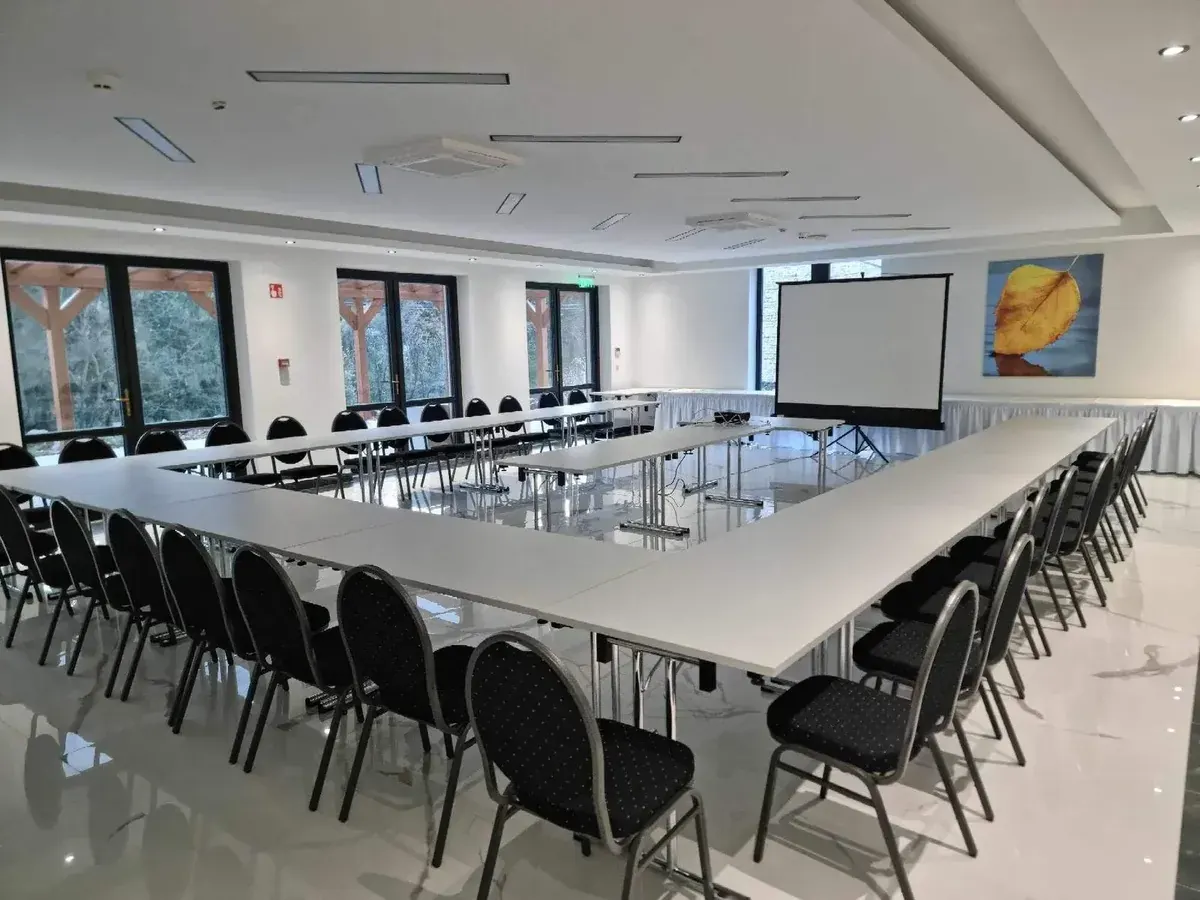 A Szent Orbán Erdei Wellness Hotel Magnetit konferenciaterme iskolapados elrendezéssel, ahol 70 fő vesz részt trainingen a Residence épületszárnyban