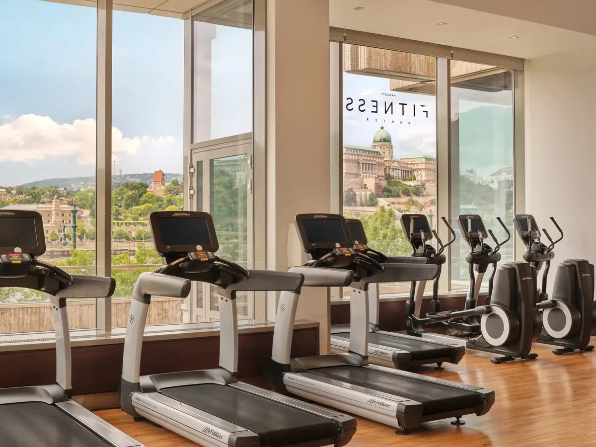 Budapest Marriott Hotel fitness center edzőterem Life Fitness gépekkel, panoráma ablakokkal Budai Vár kilátás