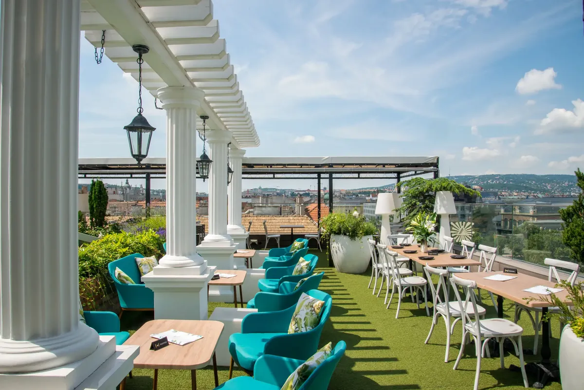 Budapesti rooftop terasz esti városi panorámával