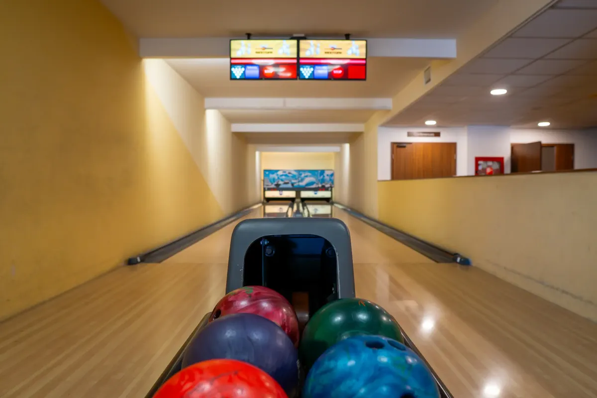 Szépia Hotel bowling pálya, 2 pálya, csapatépítő program, indoor szórakozás, teambuilding helyszín
