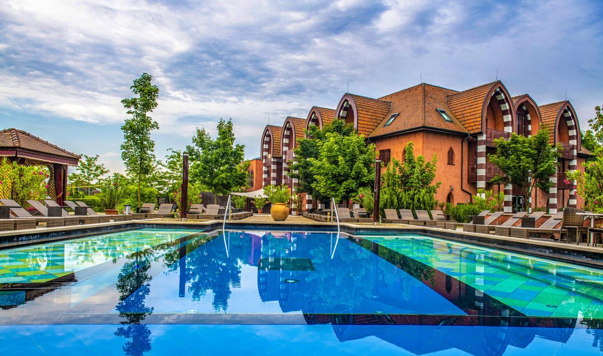 A Mesés Shiraz Hotel Marokkói Pihenőkertjének kültéri wellness oázisa többfunkciós élménymedencével és az országban egyedülálló pool bárral. Marokkói építészeti stílusú épület napozóterasszal és kültéri sportolási lehetőségekkel Egerszalókon.