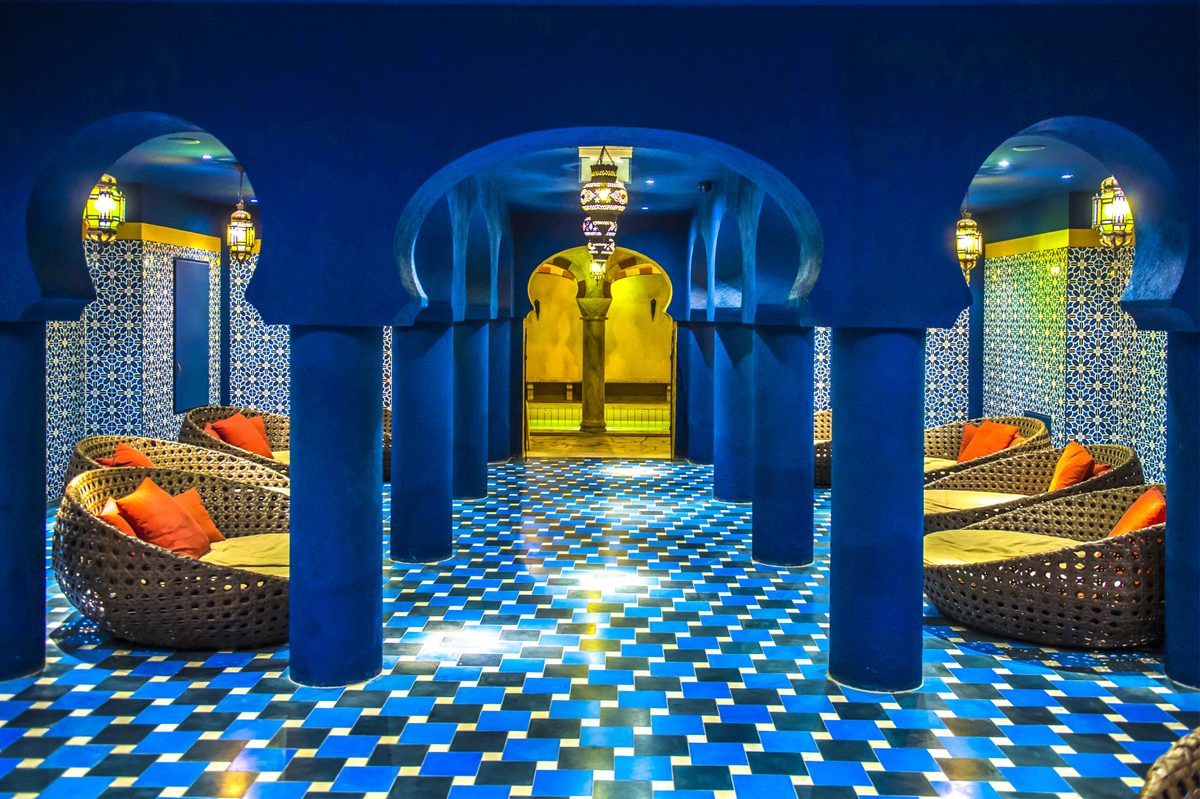 Mesés Shiraz Hotel arab fürdőház hammam kék-arany mozaik, dupla fűtött kezelőkő, marokkói pihenőágyak