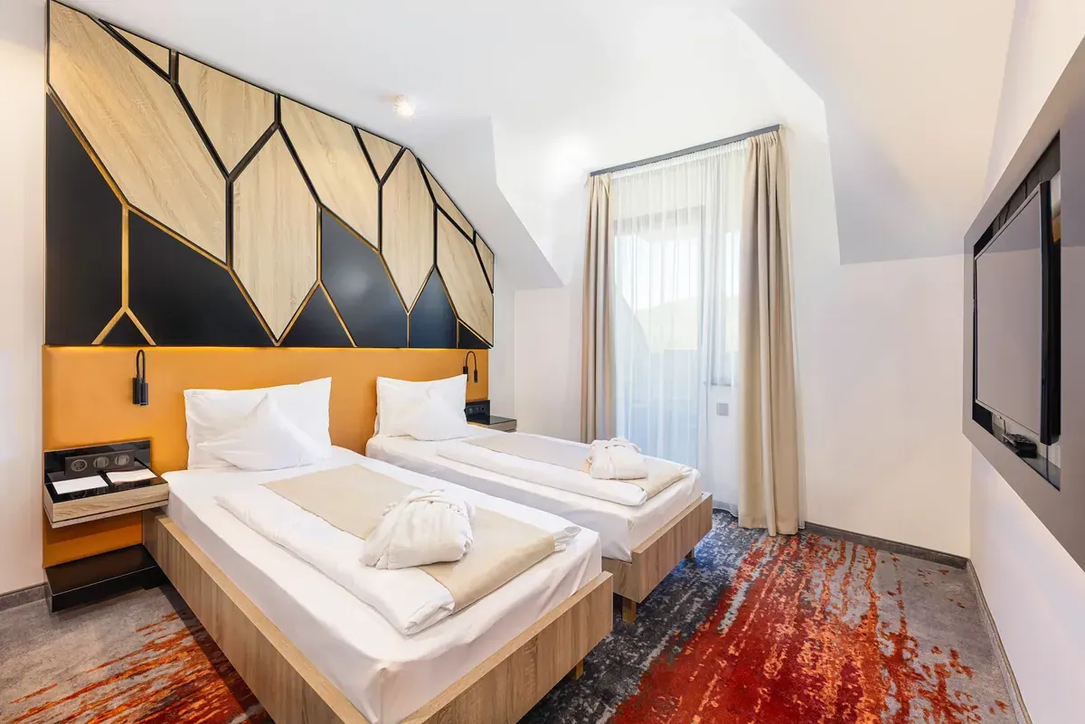 AVAR Hotel Mátrafüred VIP lakosztály elegáns geometrikus dizájnnal és modern felszereltséggel