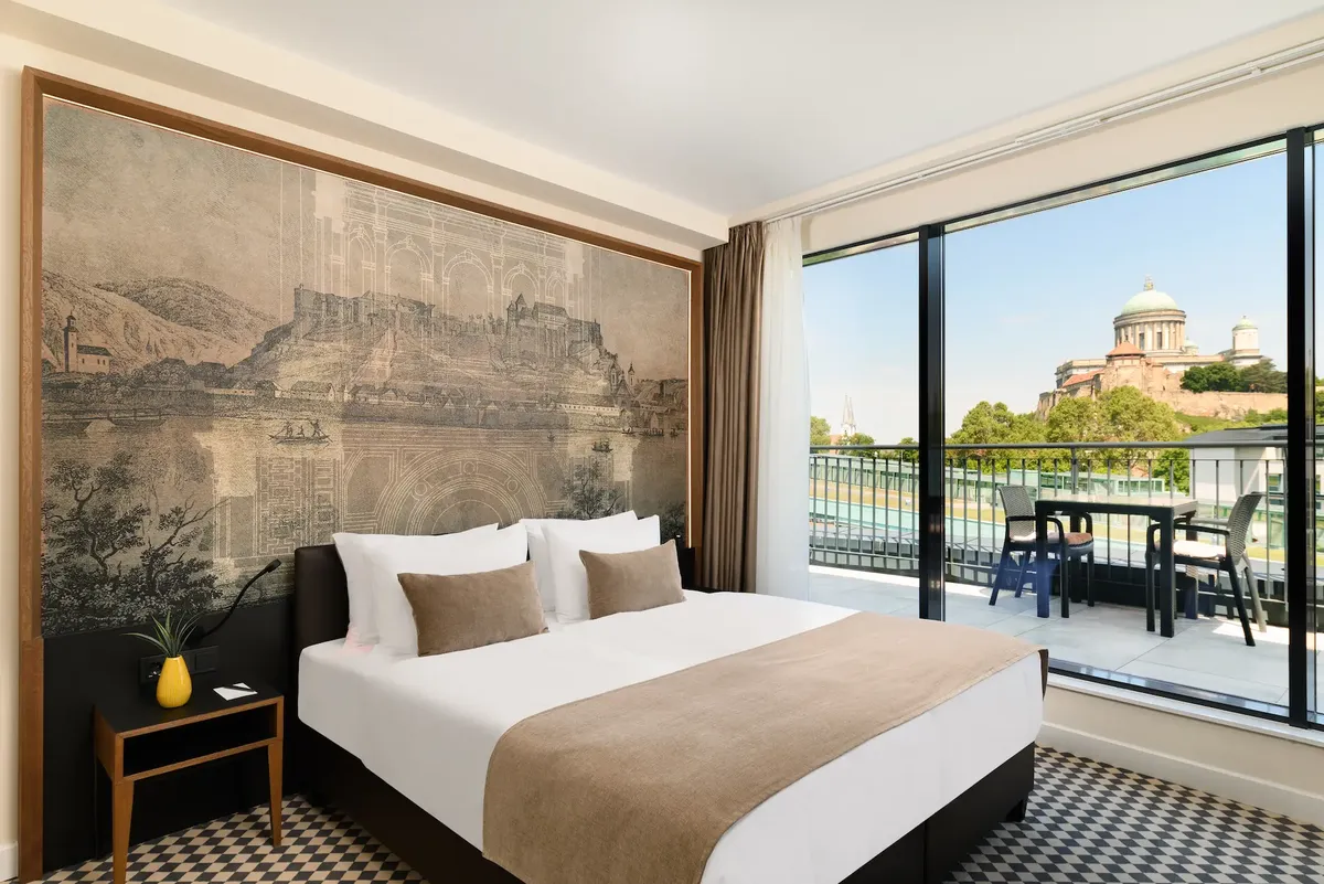 Grand Hotel Esztergom superior szoba bazilikás panorámával és elegáns berendezéssel