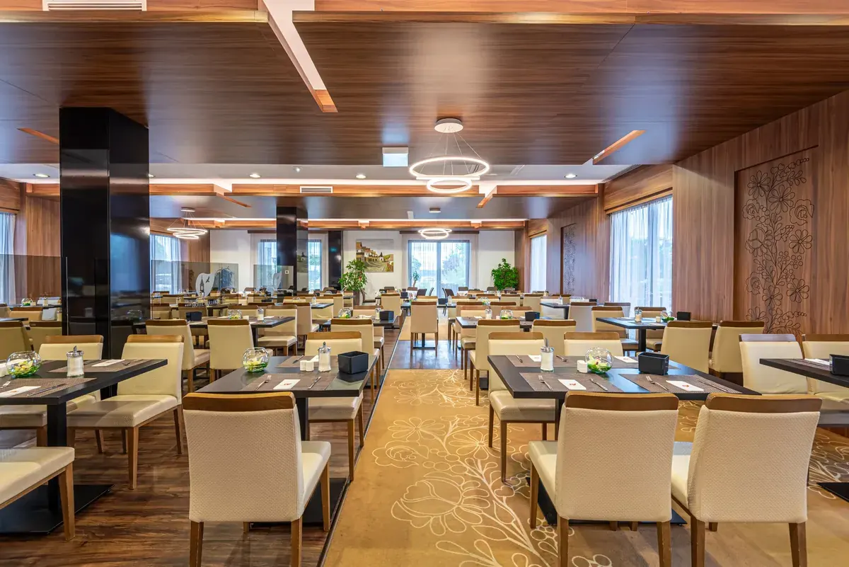 Castellum Hotel Hollókő Mikszáth Étterem elegáns fa dizájnnal és modern berendezéssel