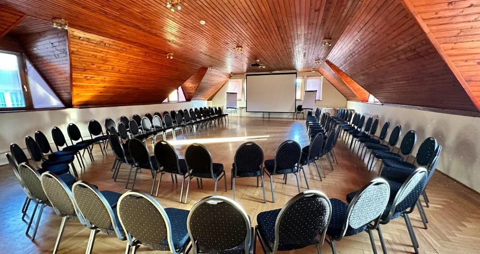 A Szent Orbán Erdei Wellness Hotel Zafír legnagyobb konferenciaterme U alakban berendezve, ahol 140 fő vesz részt konferencián farönk mennyezettel