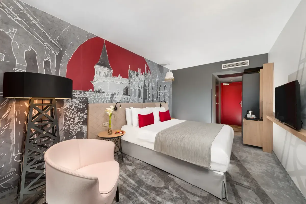 A Mercure Budapest Castle Hill Superior szobája, ahol dupla ágy, Budai Vár falképdíszítés, légkondicionáló, síkképernyős TV és munkafelület látható