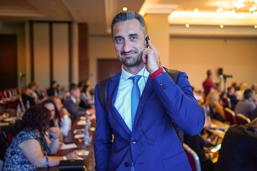 Welovevent rendezvényszervező telefonál egy konferencián