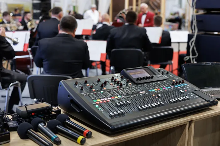 Technikai felszerelés (projektor, mikrofon, LED fal, hangosítás stb.)
