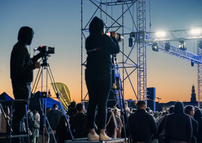 Fotós és videós, színpadi show, bármilyen együttműködő partner biztosítása